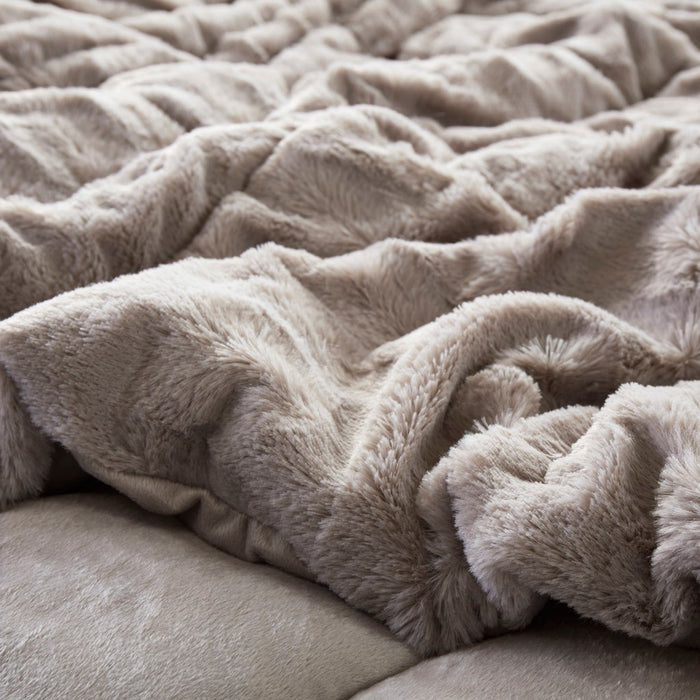 Hayleigh-Grey-Faux-Fur-Luxury-Comforter-Set-White-Stone-Decor-2